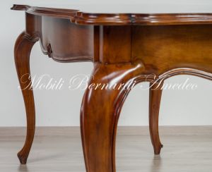 Tavolo realizzato in noce stile barocco con gambe curve e piano sagomato